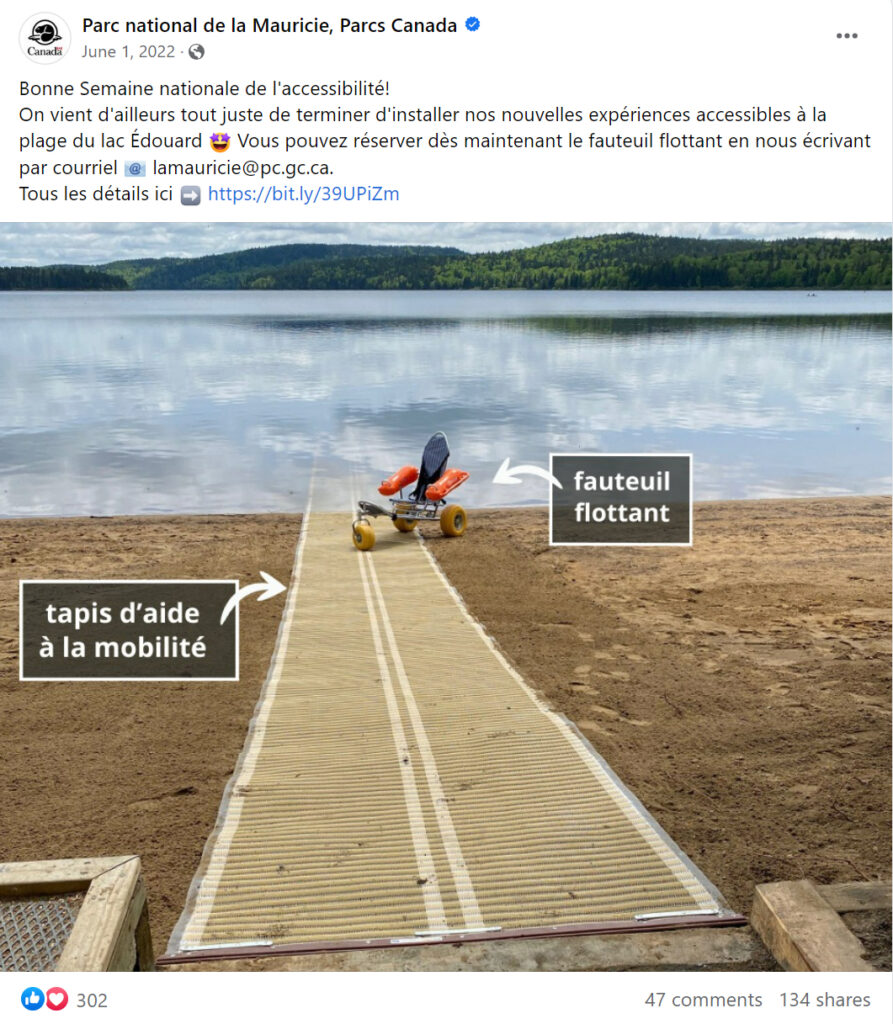 Capture d'écran d'une publication facebook du parc national de la mauricie, la photo montre un fauteuil flottant et un tapis d'aide à la mobilité sur la plage du parc. Des textes desfriptifs pointent vers ces deux accessoires.