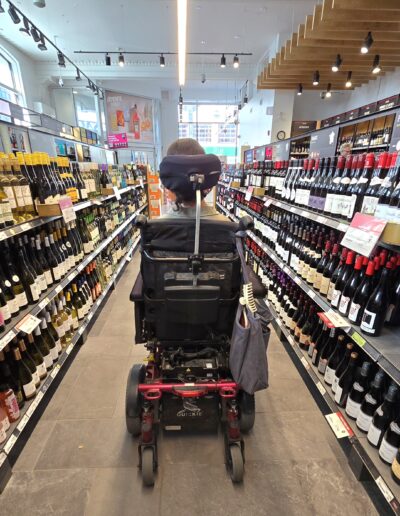 Circulation en fauteuil roulant dans un commerce accessible