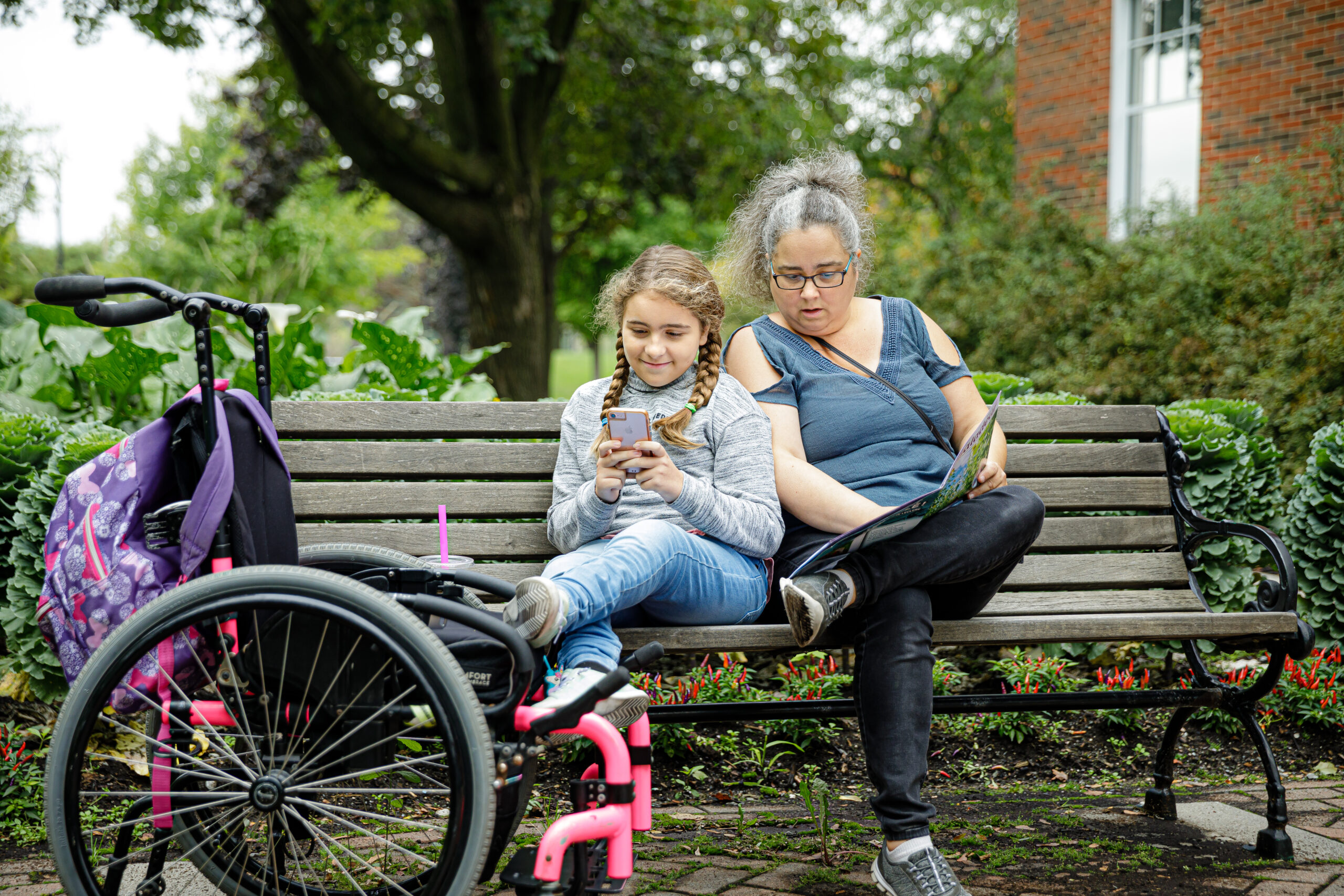 Arnaud et Marie-Claude de chaque coté de la pancarte Tourisme durable Québec